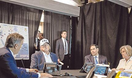 US-Pr&auml;sident Donald Trump (2. v. l.) &uuml;berwachte die Operation &bdquo;Epic Fury&ldquo; im Iran von seinem Anwesen in Mar-a-Lago in Palm Beach (Florida) aus.