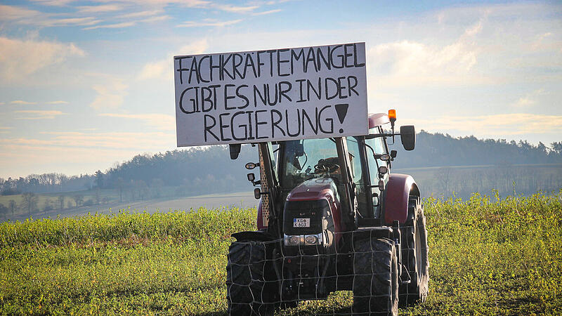 Ein klarer Hinweis an die Regierung in Berlin steht auf diesem Traktor in Oberthulba.Protestaktion der Landwirte am 08. Januar 2024 Ein klarer Hinweis an die Regierung in Berlin steht auf diesem Traktor in Oberthulba.