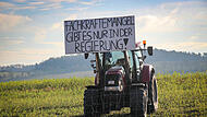 Ein klarer Hinweis an die Regierung in Berlin steht auf diesem Traktor in Oberthulba.