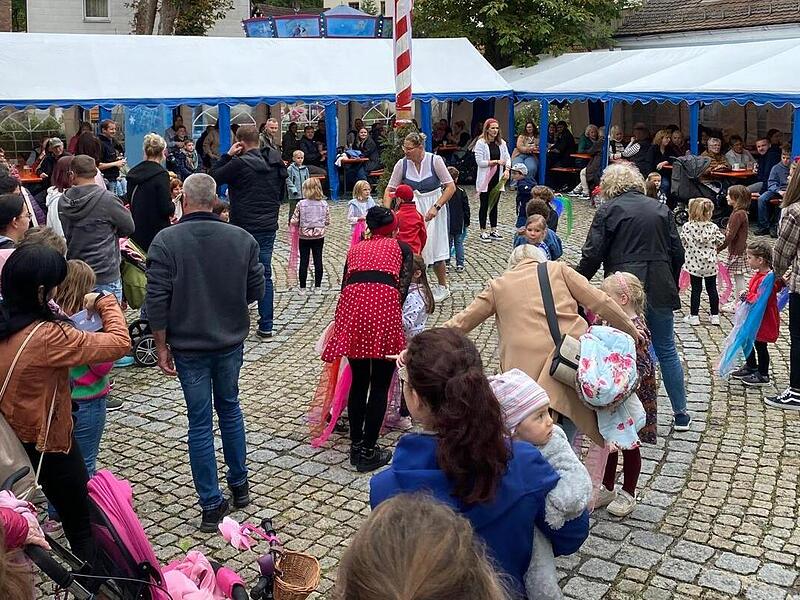 Große Freude hatten die Jüngsten vom Kindergarten Pusteblume und die Funkensterne vom TSV Weißenbrunn bei ihren Kerwatänzen im Paradies.