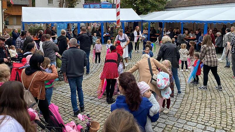 Große Freude hatten die Jüngsten vom Kindergarten Pusteblume und die Funkensterne vom TSV Weißenbrunn bei ihren Kerwatänzen im Paradies.