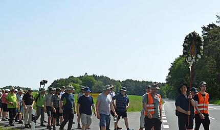 Die Leutenbacher Wallfahrt ist auf dem Weg nach Marienweiher im Landkreis Kulmbach.