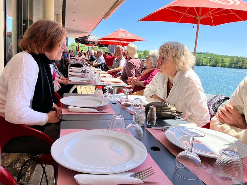 Beim Mittagessen am See genossen die Besucher wunderbares Wetter.