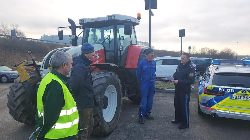 Bauern protestieren an der A71 bei Münnerstadt
