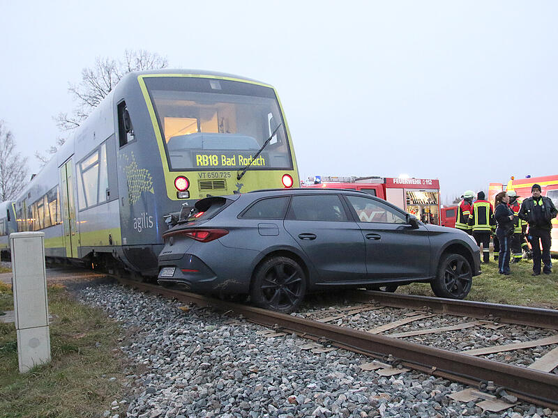 Die von Agilis bediente Bahnstrecke Coburg &ndash; Bad Rodach musste w&auml;hrend der Bergungsarbeiten gesperrt werden.