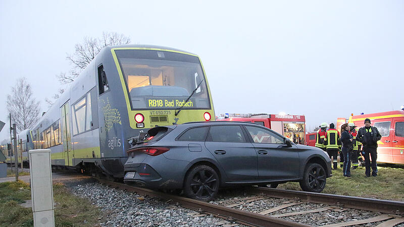 Die von Agilis bediente Bahnstrecke Coburg &ndash; Bad Rodach musste w&auml;hrend der Bergungsarbeiten gesperrt werden.