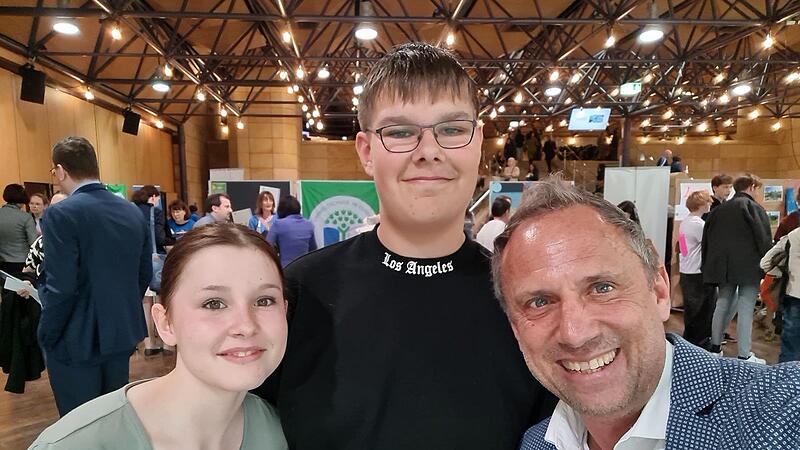 Mut nahmen sich die beiden Schüler Mariam Platsch und Jonas Weis (von links) bei der Auszeichnung in Fürth. Sie baten Umweltminister Thomas Glauber um ein Foto. Dem Wunsch entsprach dieser gerne. Mut nahmen sich die beiden Schüler Mariam Platsch und Jonas Weis (von links) bei der Auszeichnung in Fürth. Sie baten Umweltminister Thomas Glauber um ein Foto. Dem Wunsch entsprach dieser gerne.