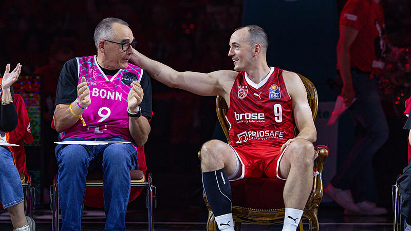 Karsten Tadda mit seinem sichtlich ger&uuml;hrten Vater Walter.