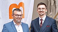 Christopher Zech (r.) freut sich über die Auszeichung.