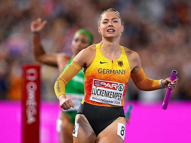 Gina L&uuml;ckenkemper beim Zieleinlauf mit der deutschen Mixed-Staffel in Birmingham.