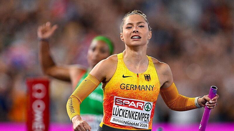 Gina L&uuml;ckenkemper beim Zieleinlauf mit der deutschen Mixed-Staffel in Birmingham.