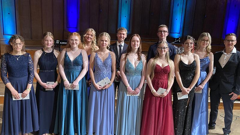 Besonders ausgezeichnete Sch&uuml;lerinnen und Sch&uuml;ler mit einem Notendurchschnitt von 1,6 und besser (von links): Theresa Bullheller, Jana Weitz, Stefanie Kiesel, Ella Mathes, Maya R&ouml;der, David Stahl, Mia-Sofie Penno, Fabian Brust, Mia Warmuth, Emily ...