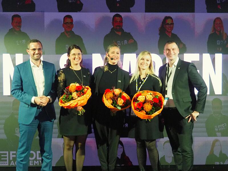 Große Freude herrschte beim Start der Food Academy (v.l.): Sebastian Kohrmann (Edeka Vorstandssprecher, Lena Niersberger (Projektleiterin Edeka Food Academy), Ines Döppelmann (Bereichsleiterin Personalentwicklung Einzelhandel), Madlen Richter (Bau...