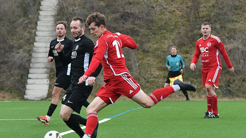 Der Schuss ins Gl&uuml;ck: Felix Lausch trifft zum 2:1 f&uuml;r den FC Lichtenfels.