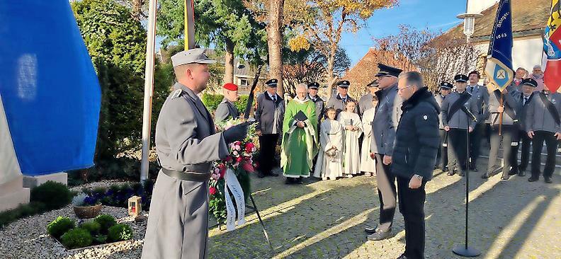 Bürgermeister Karsten Fischkal und Ralf Olmesdahl bei der Kranzniederlegung.