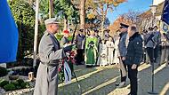 Bürgermeister Karsten Fischkal und Ralf Olmesdahl bei der Kranzniederlegung.