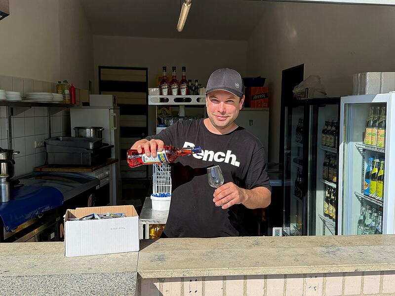Benjamin Gruschwitz, der alte und neue P&auml;chter des Strandbad-Kiosks, freut sich schon darauf, seine G&auml;ste wieder bewirten zu k&ouml;nnen.