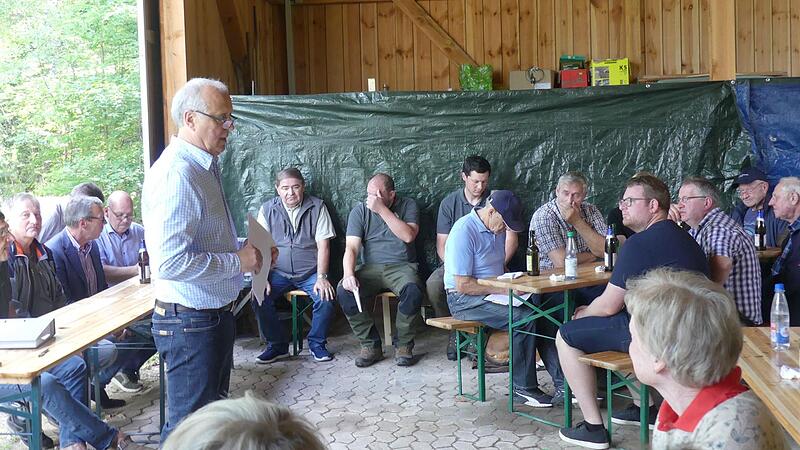 Vorsitzender der Waldcorporation Herzogenaurach-Welkenbach Michael Welker w&auml;hrend des Vortrags