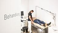 Sprechstundenhilfe bereitet Patienten auf Ruhe-EKG vor