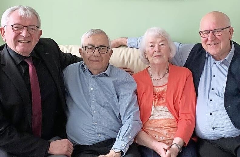 An ihrem Ehrentag freuten sich Gabriele und Johann Spindler &uuml;ber den Besuch des Hirschaider B&uuml;rgermeisters Klaus Homann sowie des Landrats Johann Kalb.