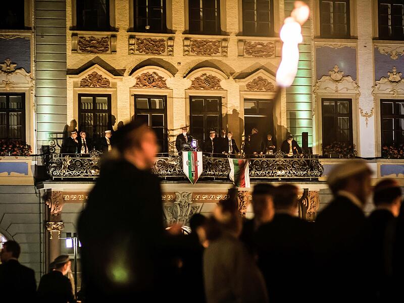 Im Coburger Convent sind rund hundert schlagende Studentenverbindungen zusammengeschlossen. Jedes Jahr an Pfingsten findet ein großes Treffen in Coburg in Oberfranken. Im Coburger Convent sind rund hundert schlagende Studentenverbindungen zusammengeschlossen. Jedes Jahr an Pfingsten findet ein großes Treffen in Coburg in Oberfranken.