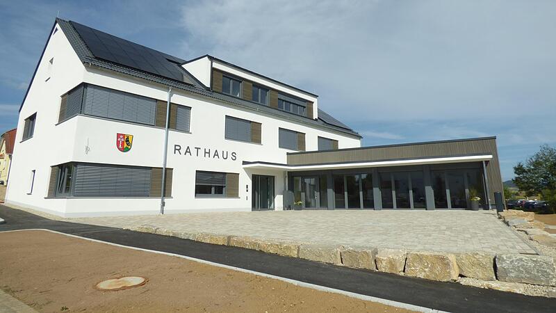 Schick und repr&auml;sentativ ist es geworden, das neue Rathaus der Gemeinde Ahorntal in Kirchahorn.Forchheim & Fr&auml;nkische Schweiz