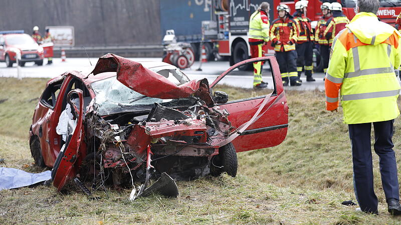 Tödlicher Unfall A3 Erlangen Nürnberg: Beifahrerin verstirbt noch an der Unfallstelle Auf der A3 ist es am Donnerstagvormittag, 13. Februar 2025, zwischen Nürnberg-Nord und Erlangen Tennenlohe (Landkreis Erlangen-Höchstadt) zu einem tödlichen Verkehrsunfall gekommen.
