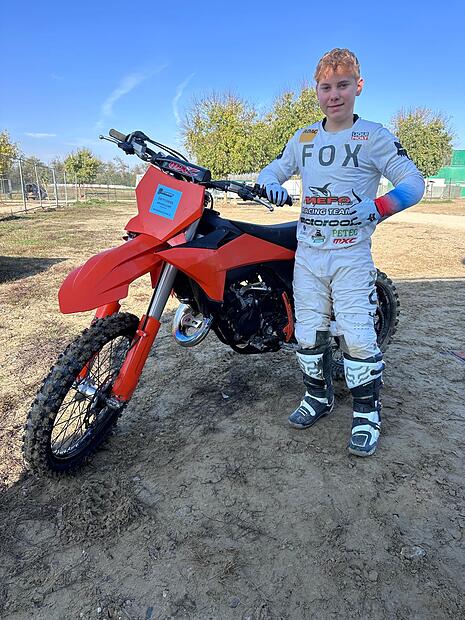 Hannes Lorenz im italienischen Trainingslager neben seiner KTM SX 125.