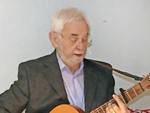 Gründungsvater Norbert Engel gestaltete den Festakt in der Wärmestube auch musikalisch mit seiner Gitarre.