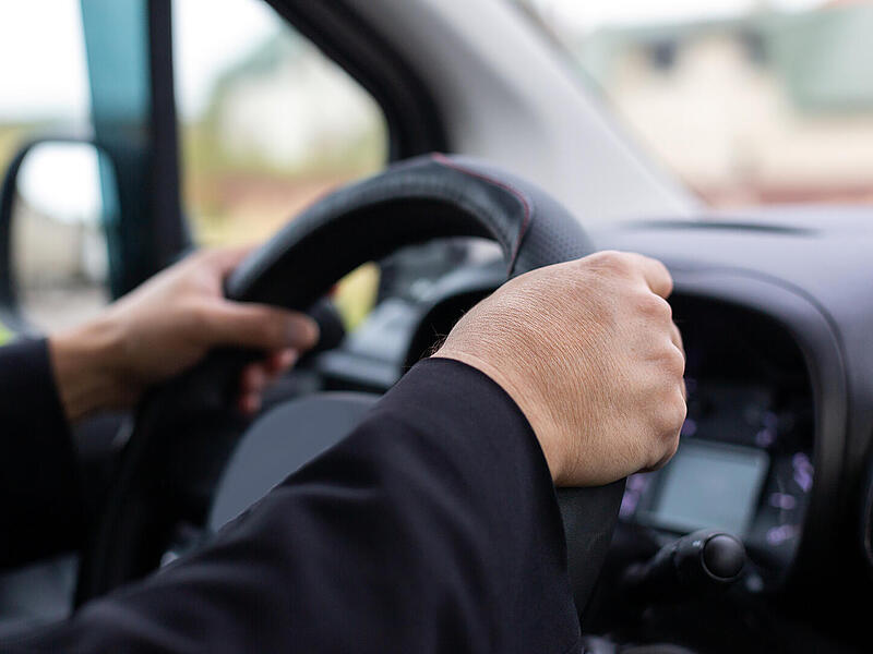 Wachenroth: Betrunken und ohne F&uuml;hrerschein - Mann f&auml;hrt gegen Hauswand