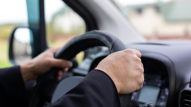 Wachenroth: Betrunken und ohne F&uuml;hrerschein - Mann f&auml;hrt gegen Hauswand