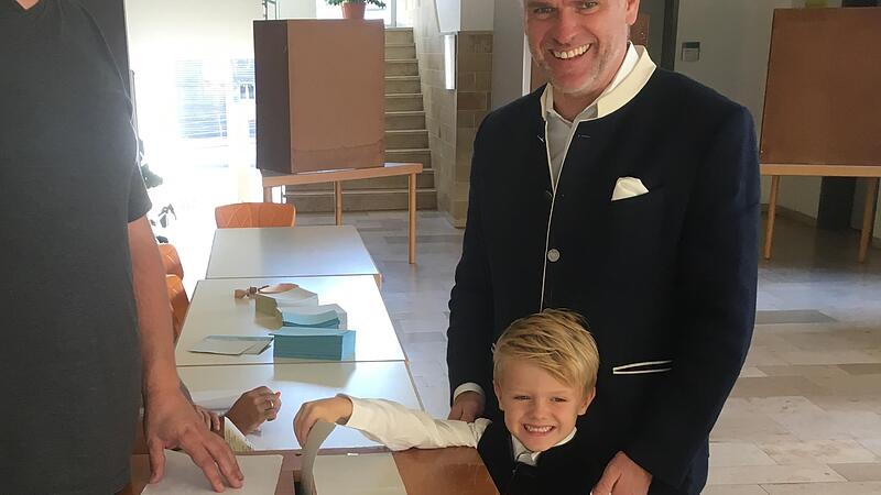 2018 ein kleiner Wahlhelfer: Sohn Marc Aurel darf für den Abgeordneten Steffen Vogel den Stimmzettel einwerfen.