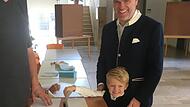 2018 ein kleiner Wahlhelfer: Sohn Marc Aurel darf für den Abgeordneten Steffen Vogel den Stimmzettel einwerfen.