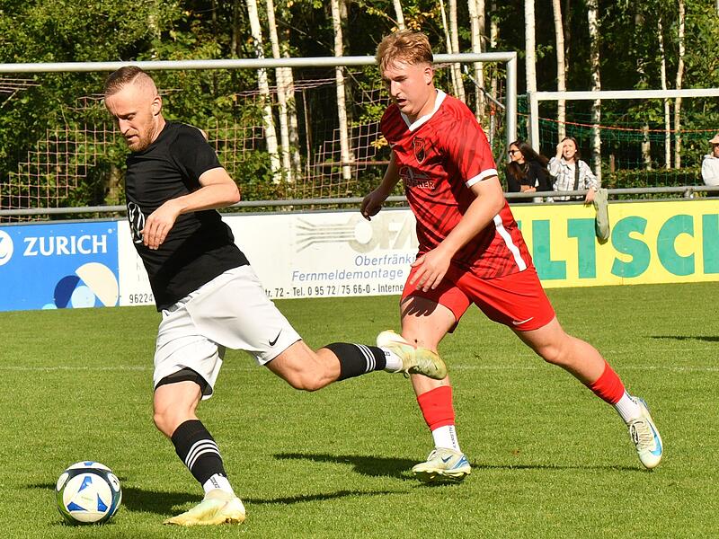 Da war die Welt für Baiersdorf  noch in Ordnung: Der Baiersdorfer Fabian Göhl (links) schnappt sich den Ball und netzt zum 1:0 ein.  Der Windheimer Abwehrspieler kann nur hinterherschauen. Am Ende gewann aber der TSV mit 2:1.
