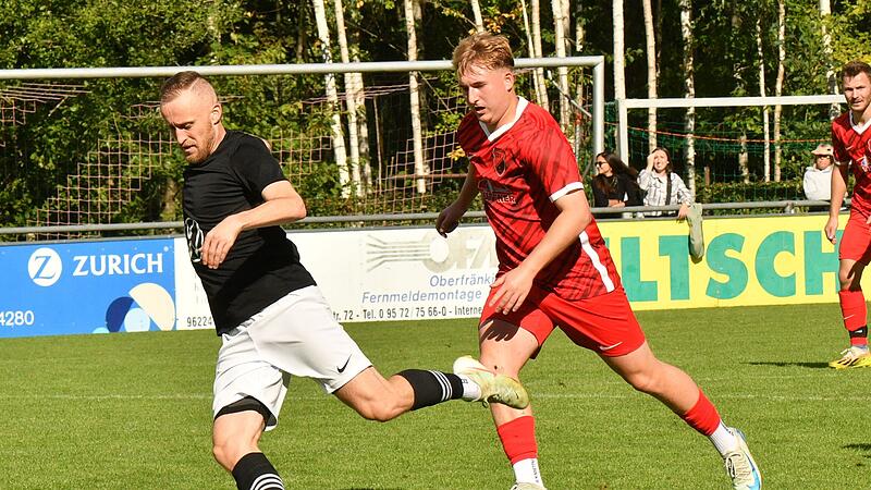 Baiersdorf - Windheim Da war die Welt für Baiersdorf noch in Ordnung: Der Baiersdorfer Fabian Göhl (links) schnappt sich den Ball und netzt zum 1:0 ein. Der Windheimer Abwehrspieler kann nur hinterherschauen. Am Ende gewann aber der TSV mit 2:1.