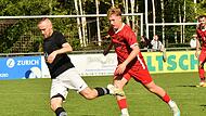 Da war die Welt für Baiersdorf  noch in Ordnung: Der Baiersdorfer Fabian Göhl (links) schnappt sich den Ball und netzt zum 1:0 ein.  Der Windheimer Abwehrspieler kann nur hinterherschauen. Am Ende gewann aber der TSV mit 2:1.