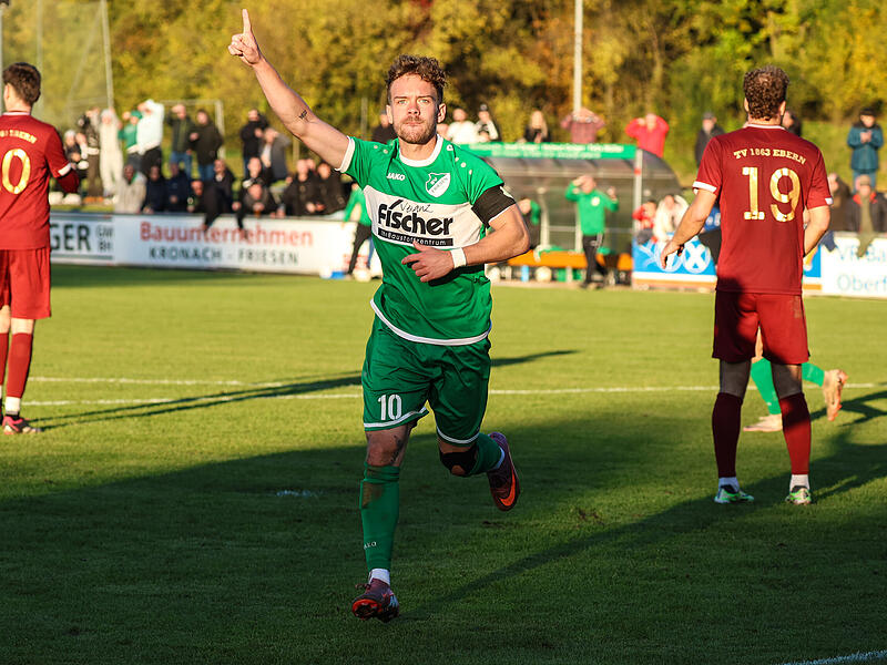 Verfrühte Siegerpose von Friesens Noah Schorn - sein Treffer wird aberkannt wegen Abseitsstellung - aber nach dem Spielende war sie verdient.