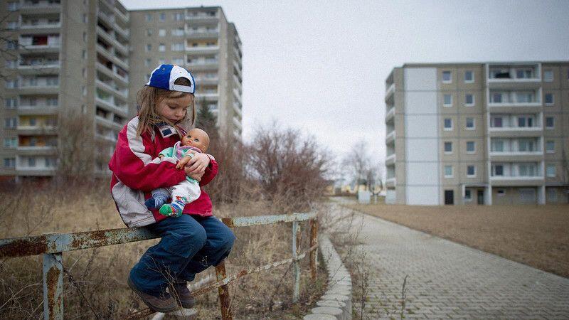 Armut hat viele Gesichter und wirkt sich negativ auf die psychische und physische Gesundheit von Kindern aus.