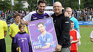 Offiziell verabschiedet wurde Felix Popp von FCE-Vorstand Bernd Kaufer schon beim Spiel gegen Bayern München II. Mit dem verwandelten fünften Elfmeter beendete der Abwehrspieler dann auch die Bamberger Saison - und seine Zeit in Lila-Weiß.