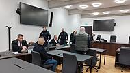 Gemeinsam sollen sich die beiden Angeklagten aus Bochum an die Fersen des vermeintlichen Millionengeldkoffers im Gepäckfach des Reisebusses geheftet und den Fahrer auf der Autobahn bei Höchstadt kurz vor Erlangen mit vorgehaltener Waffe zum Stoppe... Gemeinsam sollen sich die beiden Angeklagten aus Bochum an die Fersen des vermeintlichen Millionengeldkoffers im Gepäckfach des Reisebusses geheftet und den Fahrer auf der Autobahn bei Höchstadt kurz vor Erlangen mit vorgehaltener Waffe zum Stoppe...