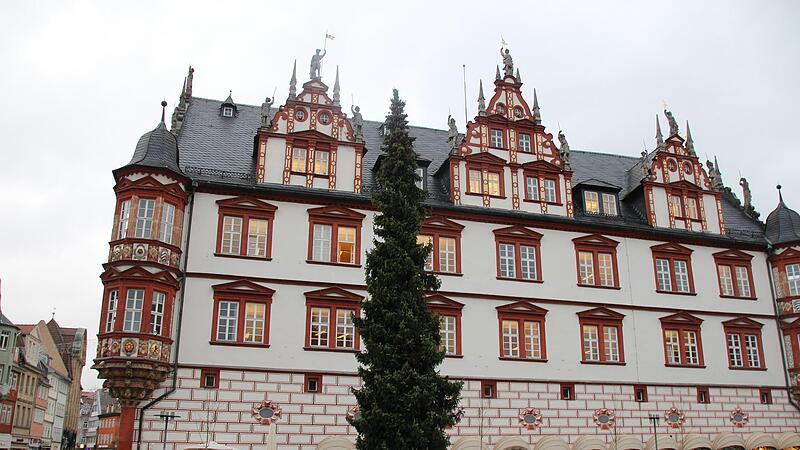 Der Coburger Weihnachtsbaum wurde am Montag auf dem Marktplatz aufgestellt.
