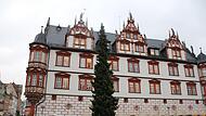 Der Coburger Weihnachtsbaum wurde am Montag auf dem Marktplatz aufgestellt.