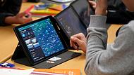 Sch&uuml;ler arbeiten an einem Tablet