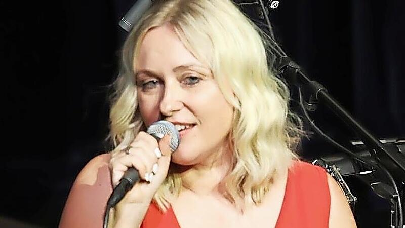 Verina Reu&szlig; sang &bdquo;Big Spender&ldquo; und begeisterte.