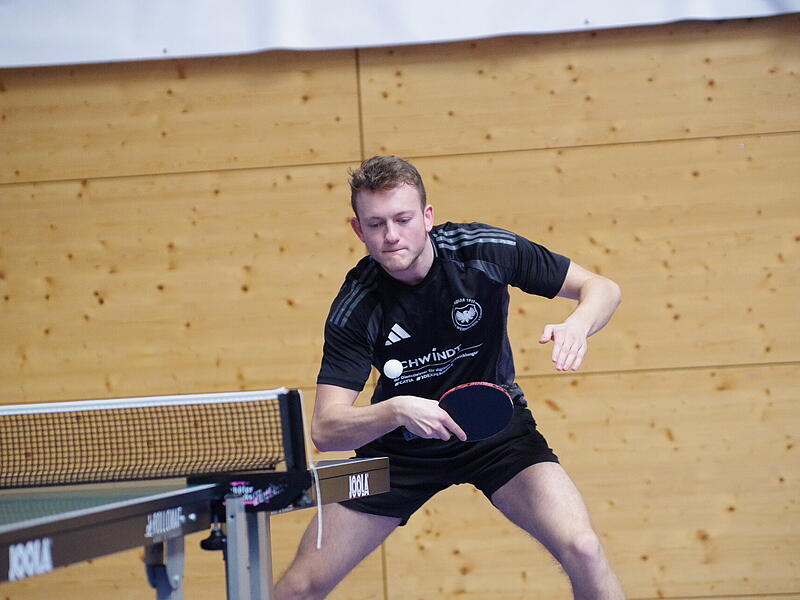 Joel Fischer vom FC Adler Weidhausen markierte mit seinem Einzelsieg den sechsten Siegpunkt zum Heimerfolg gegen Hambach. Das Doppel hatte er zu Beginn mit seiner Mutter Tania gewonnen. Joel Fischer vom FC Adler Weidhausen markierte mit seinem Einzelsieg den sechsten Siegpunkt zum Heimerfolg gegen Hambach. Das Doppel hatte er zu Beginn mit seiner Mutter Tania gewonnen.