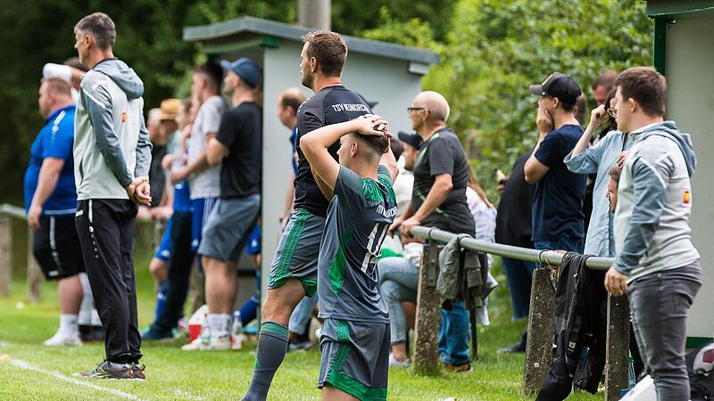 Der TSV Neunkirchen (li. Trainer Joachim M&uuml;ller) hatte bisher nicht viel Grund zum Jubeln. Noch schlechter steht der ATSV Erlangen II da. Am Mittwoch kommt es zum Kellerduell.Forchheim & Fr&auml;nkische Schweiz