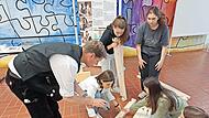 Schülerinnen der 9. Klasse der Staatlichen Realschule Bad Kissingen bauen im Rahmen des „Tags des Handwerks“ in der Aula unter Anleitung von Michael Eyrich-Halbig eine Leonardo-Brücke. Die Realschule ist mit dem Berufswahl-Siegel ausgezeichnet wor...