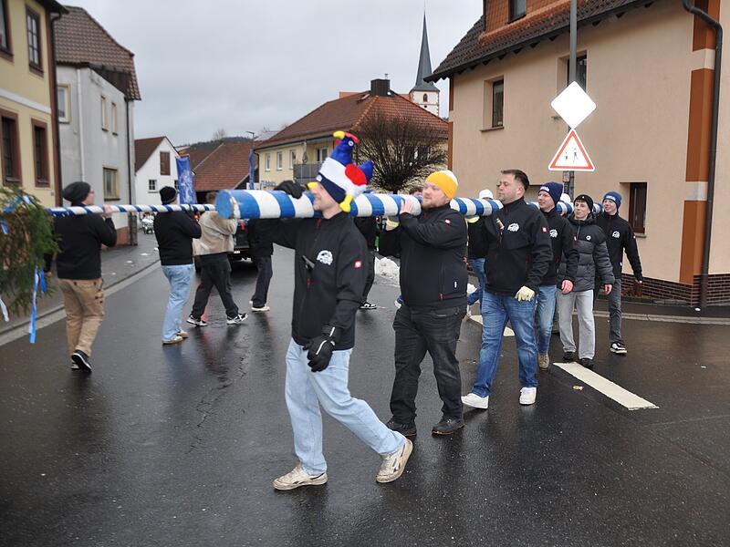Der Mottener Burschenverein mit seinem &bdquo;Knick-Baum&ldquo;