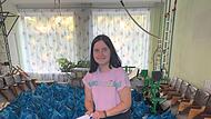Was eigentlich erst Weihnachten verteilt werden sollte, kommt schon jetzt zu Bedürftigen Familien in der Ukraine. Eine junge Frau versieht die Säcke mit Aufklebern der Tschernobyl Kinderhilfe. Was eigentlich erst Weihnachten verteilt werden sollte, kommt schon jetzt zu Bedürftigen Familien in der Ukraine. Eine junge Frau versieht die Säcke mit Aufklebern der Tschernobyl Kinderhilfe.