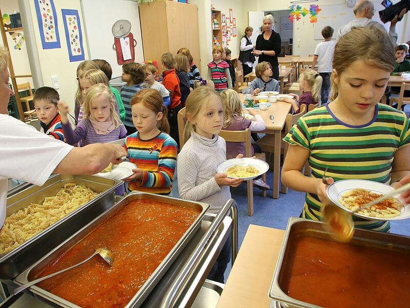 Nachmittagsbetreuung von Sch&uuml;lerinnen und Sch&uuml;lern: Das gemeinsame Mittagessen geh&ouml;rt dazu.